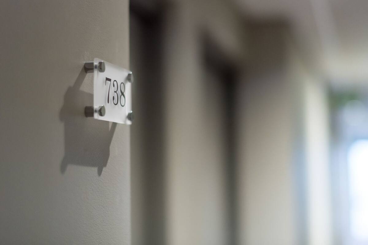 Un couloir avec une pancarte indiquant le numéro de la chambre : 738.