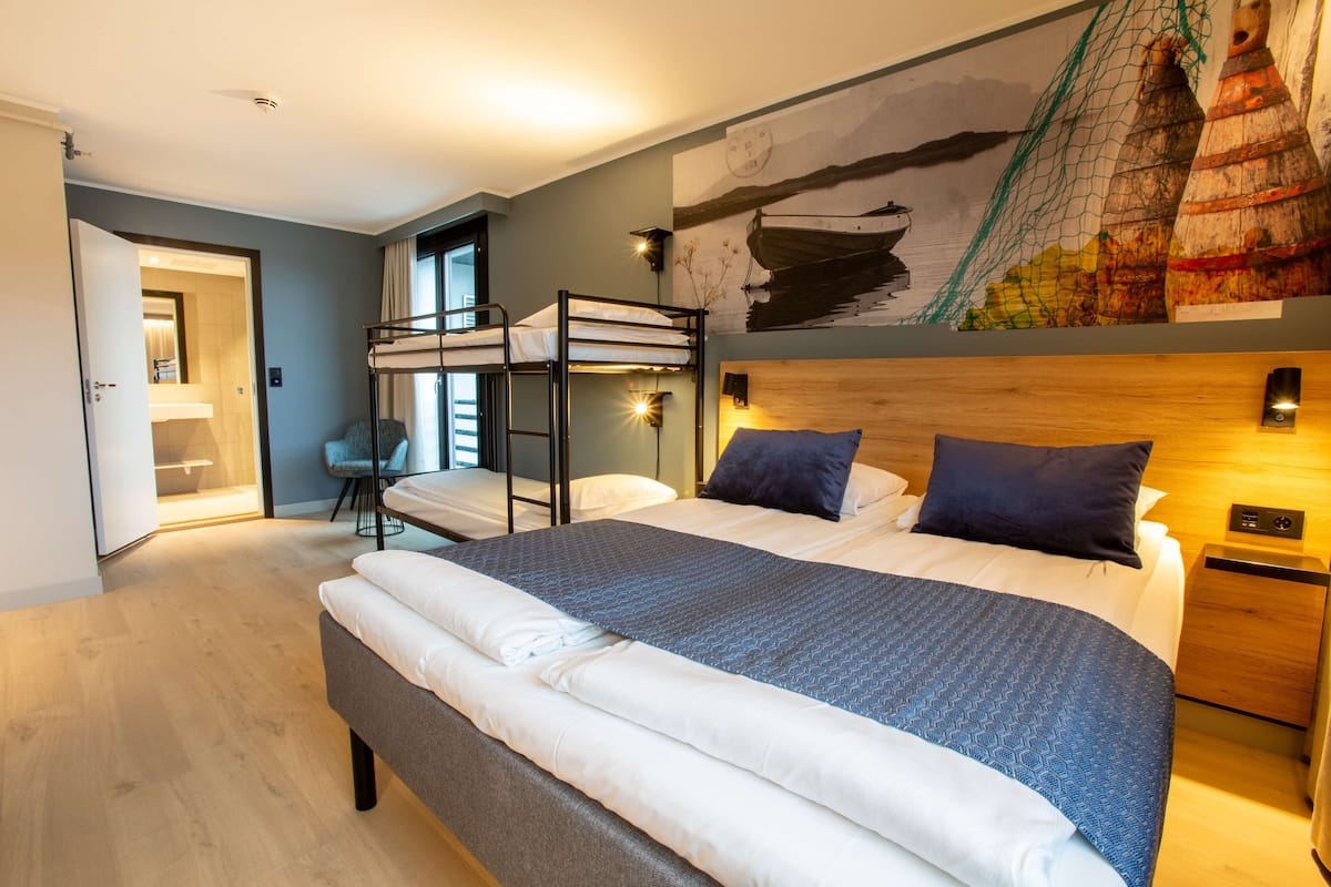 Kamer, 1 queensize bed | Een bureau, een laptopwerkplek, geluiddichte muren, gratis babybedden