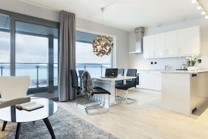 Presidential Suite | Desk, laptop workspace, soundproofing, cots/infant beds