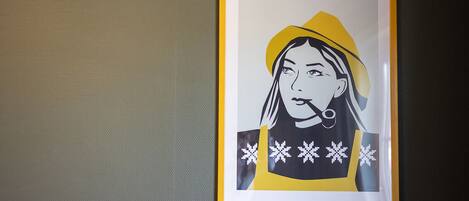 Una obra de arte enmarcadasobre una pared con textura.