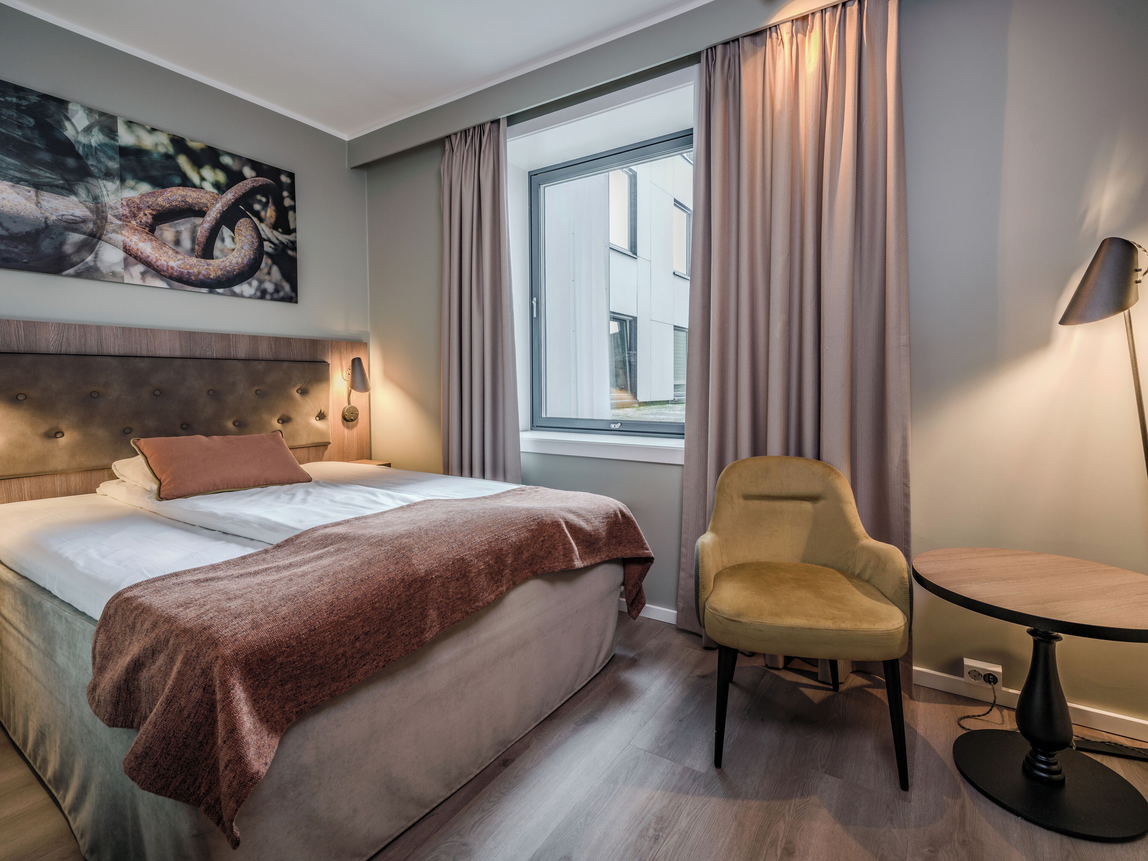 Espacio para trabajar con laptop, cortinas blackout y wifi gratis 