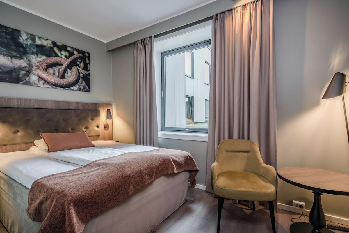 Espacio para trabajar con laptop, cortinas blackout y wifi gratis