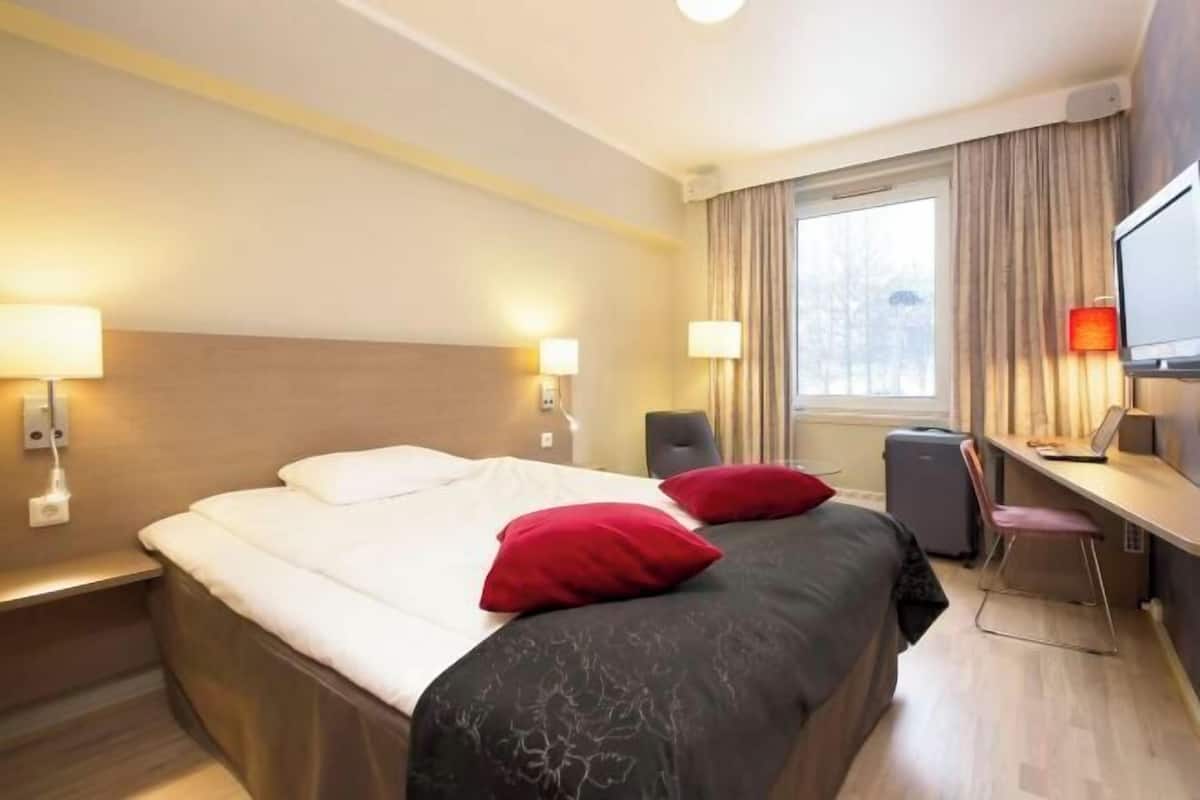 Laptop workspace, blackout drapes, free WiFi, bed sheets