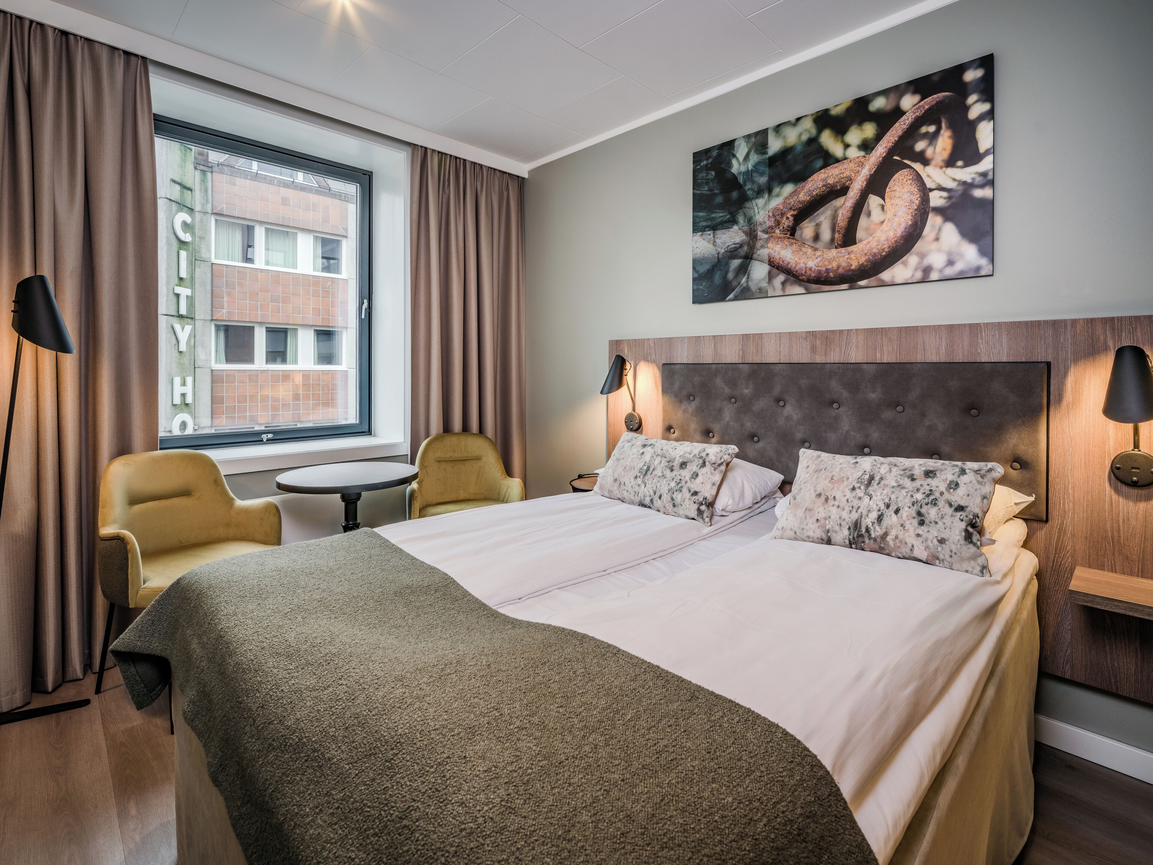 Espacio para trabajar con laptop, cortinas blackout y wifi gratis 