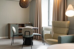 Laptop workspace, blackout drapes, free WiFi, bed sheets