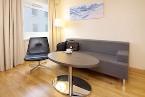 Habitación familiar (Standard) | Espacio para trabajar con laptop, cortinas blackout y wifi gratis 