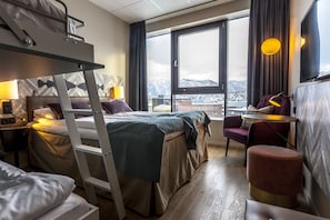 Habitación familiar (Standard) | Espacio para trabajar con un portátil, cortinas opacas, wifi gratis