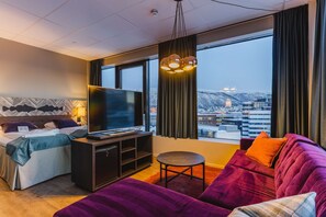 Junior Studio Suite, 1 Queen Bed | Laptop workspace, blackout drapes, free WiFi, bed sheets
