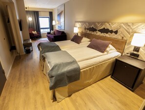 Espacio para trabajar con laptop, cortinas blackout y wifi gratis 