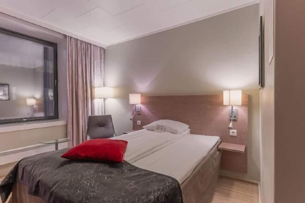 Laptop workspace, blackout drapes, free WiFi, bed sheets