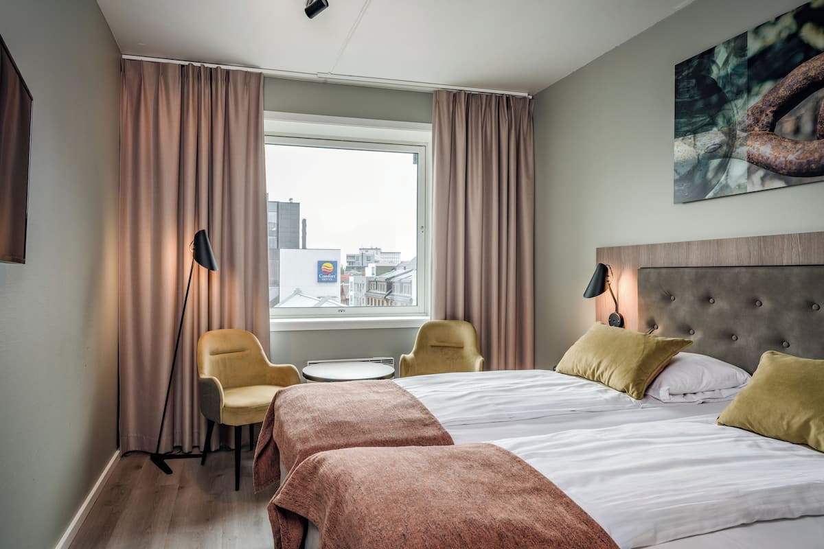 Espacio para trabajar con laptop, cortinas blackout y wifi gratis