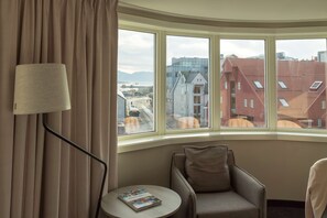 Cofres nos quartos, escrivaninha, espaço de trabalho para notebook