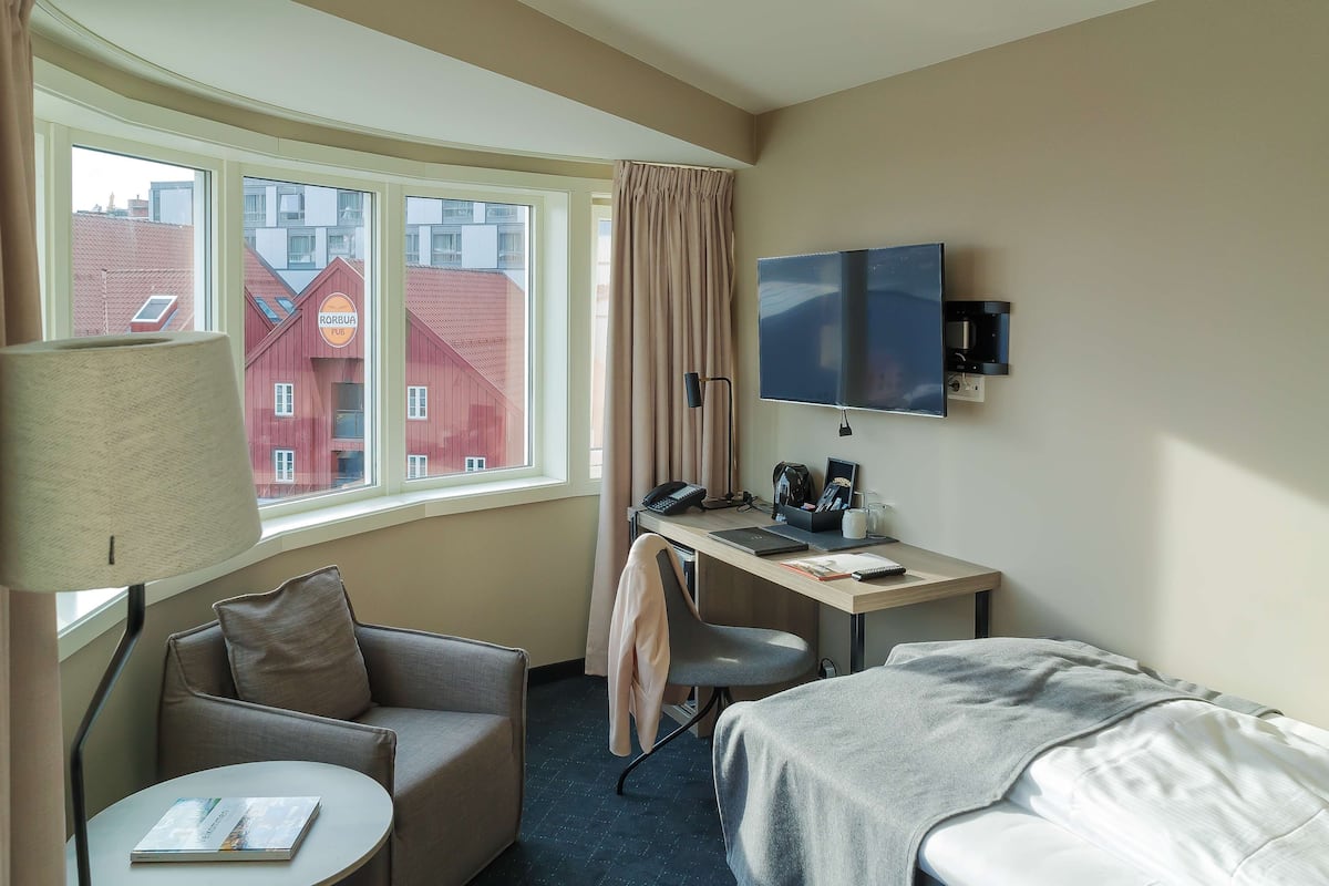 Quarto solteiro | Cofres nos quartos, escrivaninha, espaço de trabalho para notebook