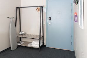 1 Schlafzimmer, Zimmersafe, Schreibtisch, laptopgeeigneter Arbeitsplatz