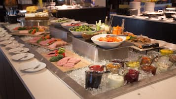 Petit déjeuner buffet (225 NOK par personne)