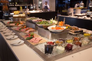 朝食 (ビュッフェ)、毎日提供 (1 名様 225 NOK)
