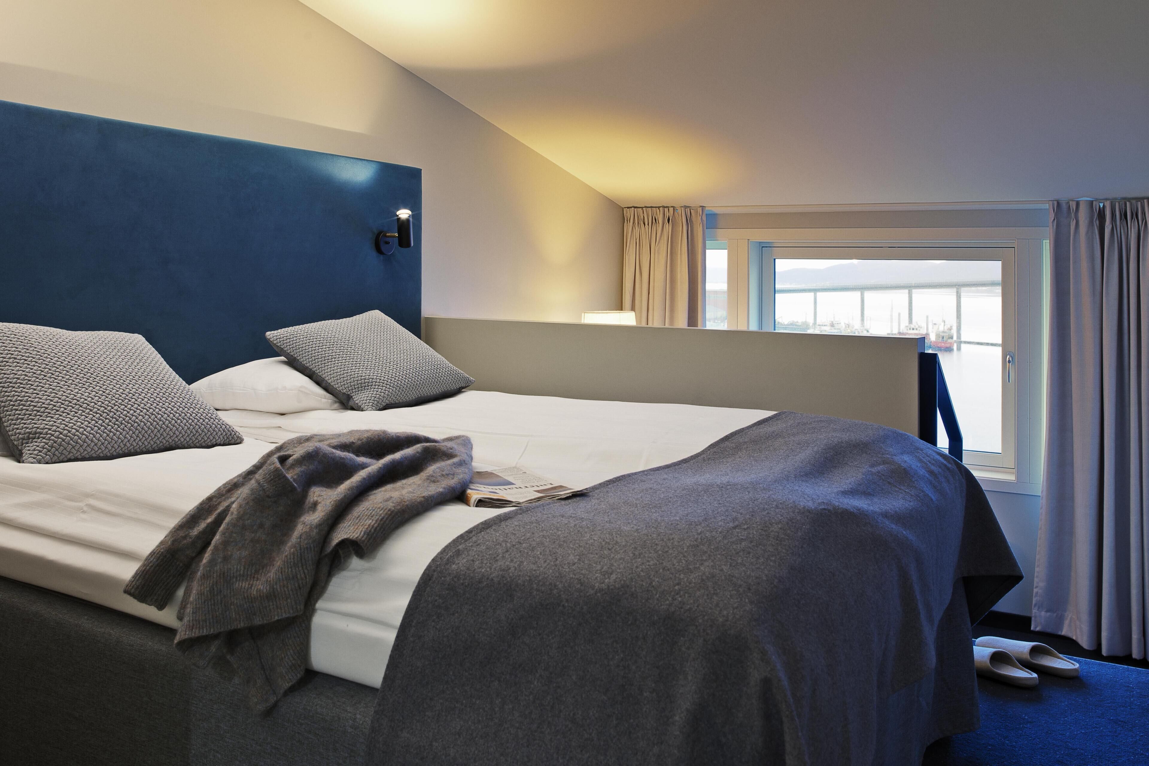 Caja de seguridad en la habitación y escritorio 