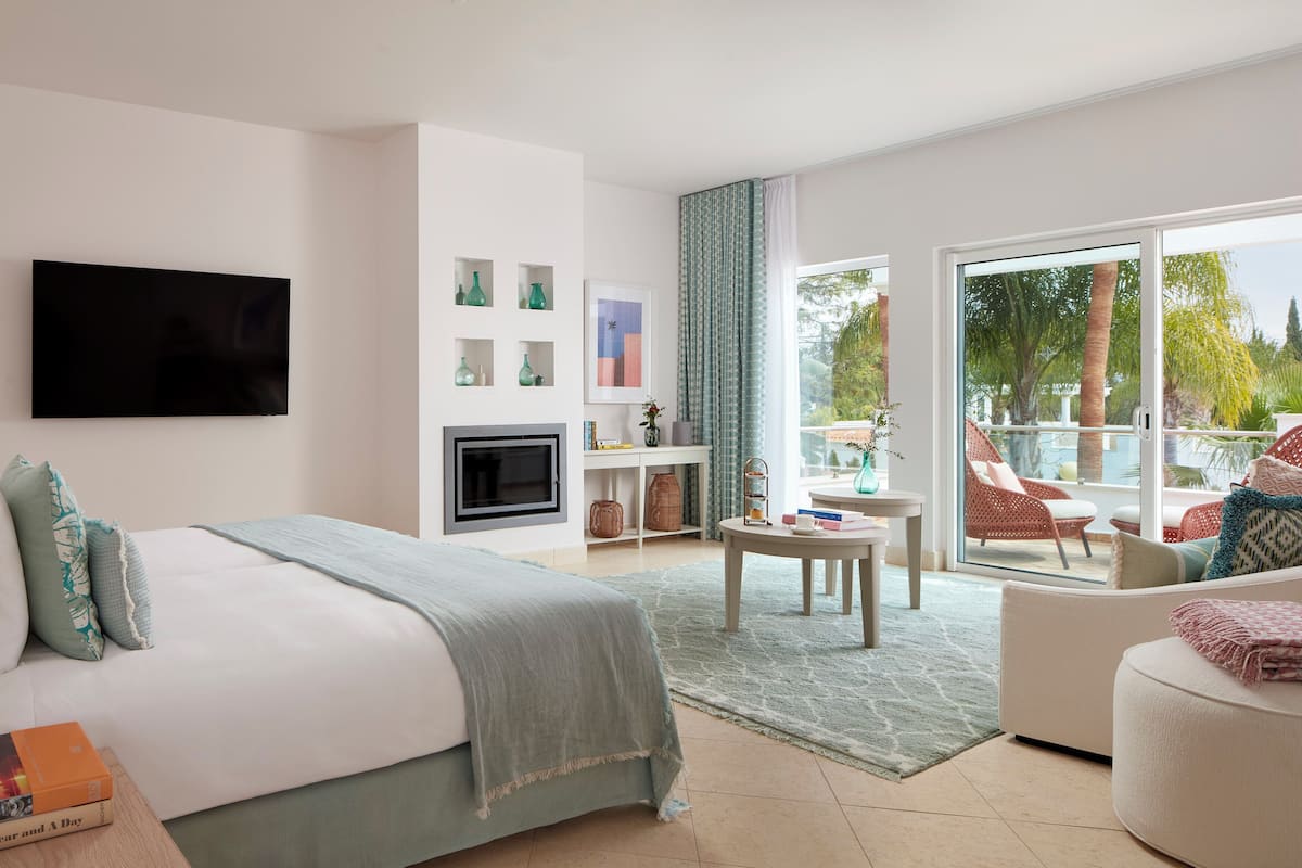 1 bedroom, premium bedding, down comforters, in-room safe