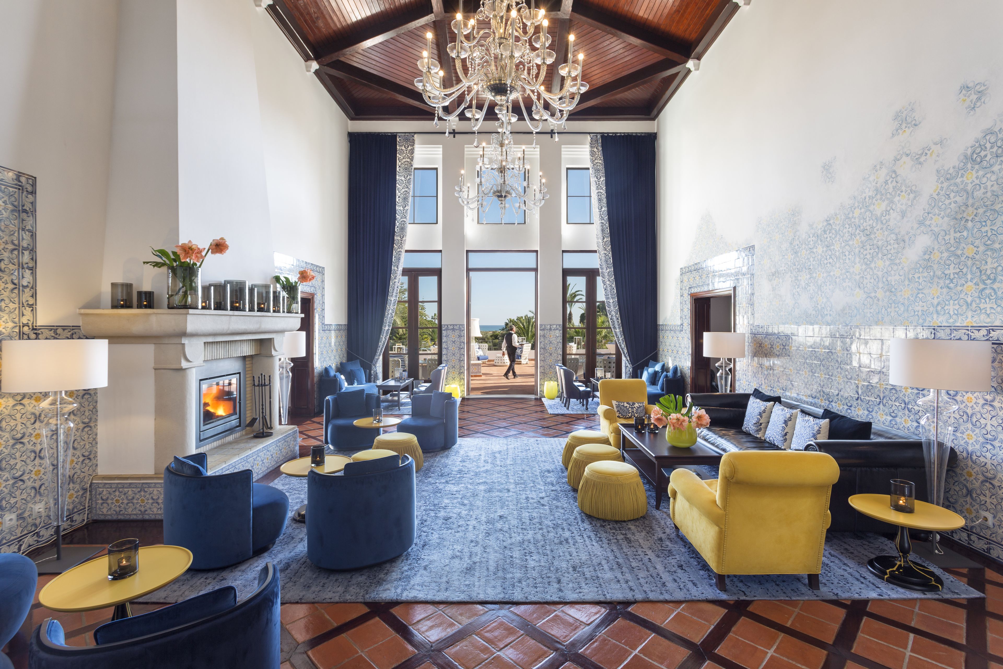 6 bars/lounges, 3 swim-up bars