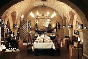 12 restaurants, breakfast, lunch, dinner served; French cuisine 