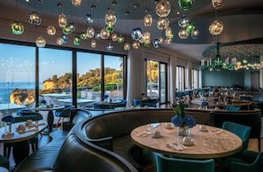 12 restaurants, servant le déjeuner et le dîner; cuisine française