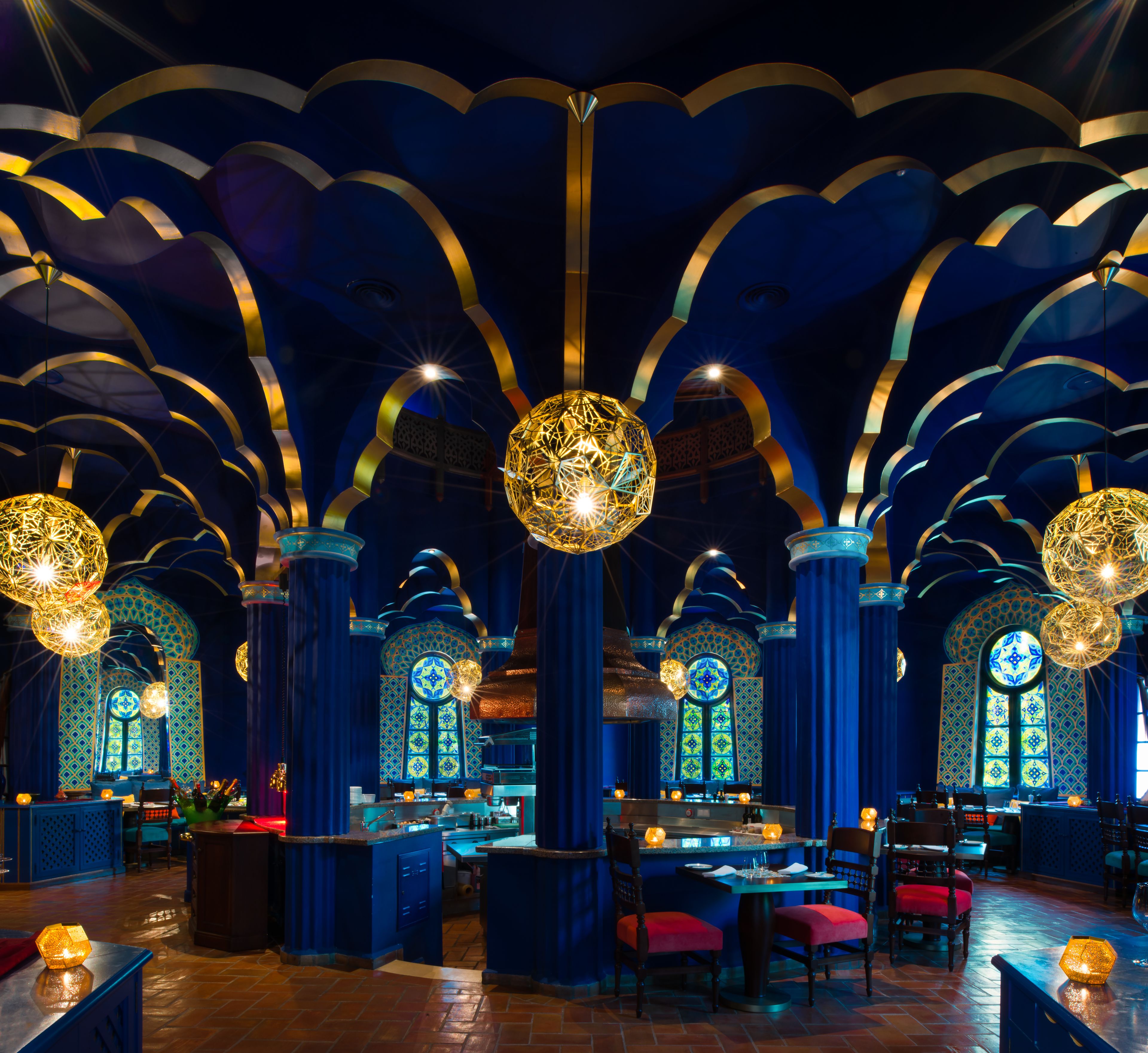 12 nhà hàng, phục vụ bữa sáng, bữa trưa, bữa tối, món Pháp 