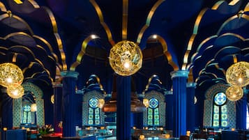 12 restaurantes; se sirve desayuno, almuerzo y cena; cocina francesa