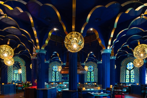 12 restaurants; breakfast, lunch, and dinner served