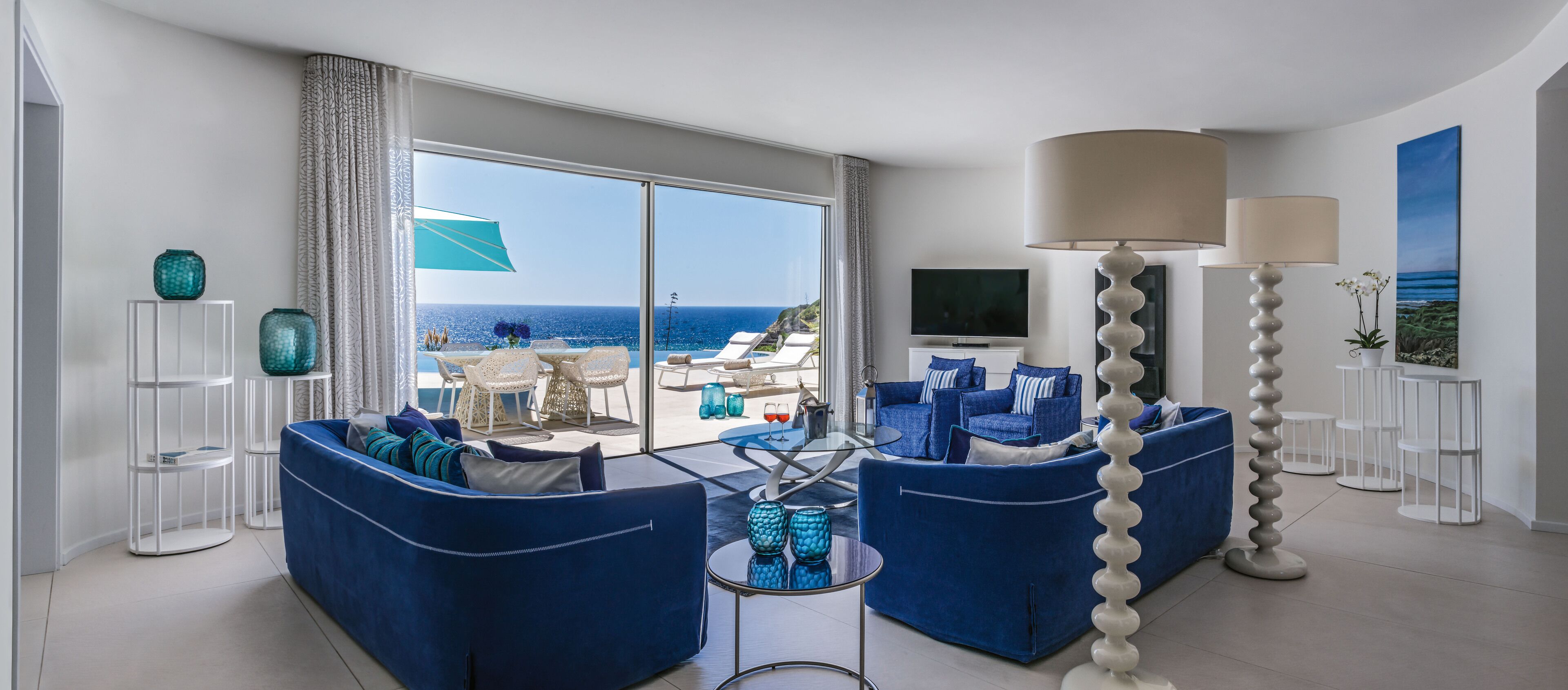 Villa (Praia) | Living area | 32-inch Smart TV with premium channels, TV, pay movies