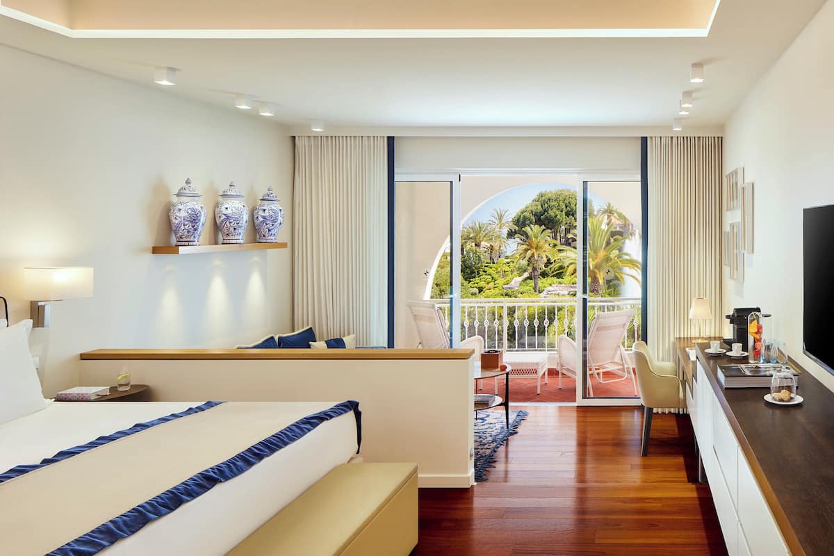 Deluxe Room, Garden View | 1 bedroom, premium bedding, down comforters, in-room safe