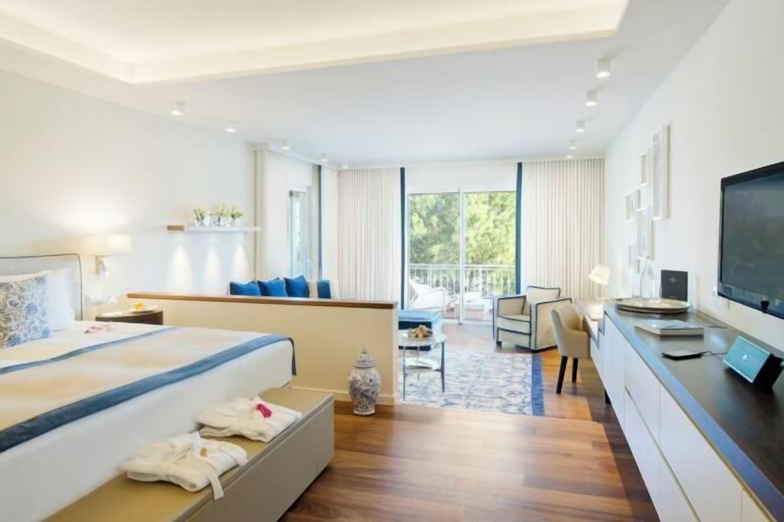 Premium bedding, in-room safe, desk, free WiFi