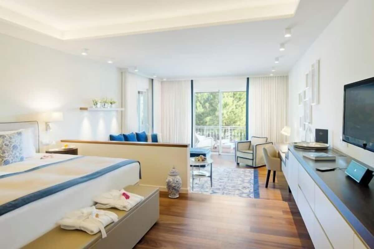 Premium bedding, in-room safe, desk, free WiFi