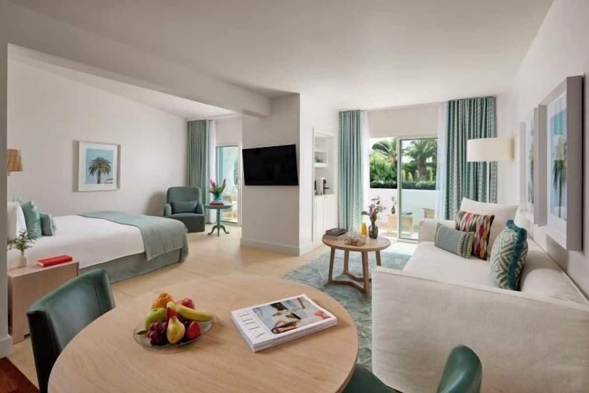 Premium bedding, in-room safe, desk, free WiFi
