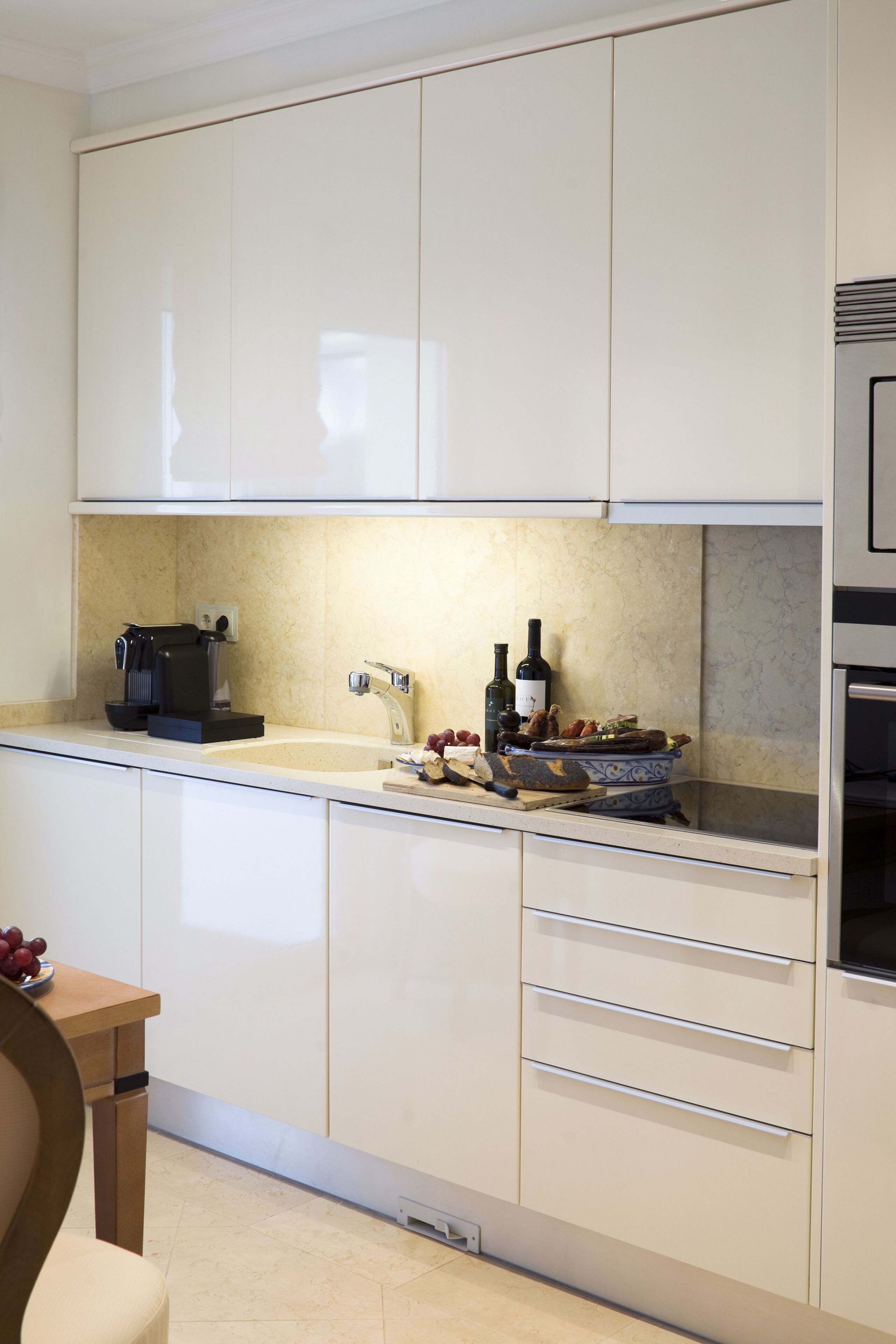 Een espressoapparaat, een koffiezetapparaat/waterkoker, een waterkoker