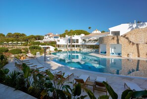 Una piscina cubierta, 3 piscinas al aire libre
