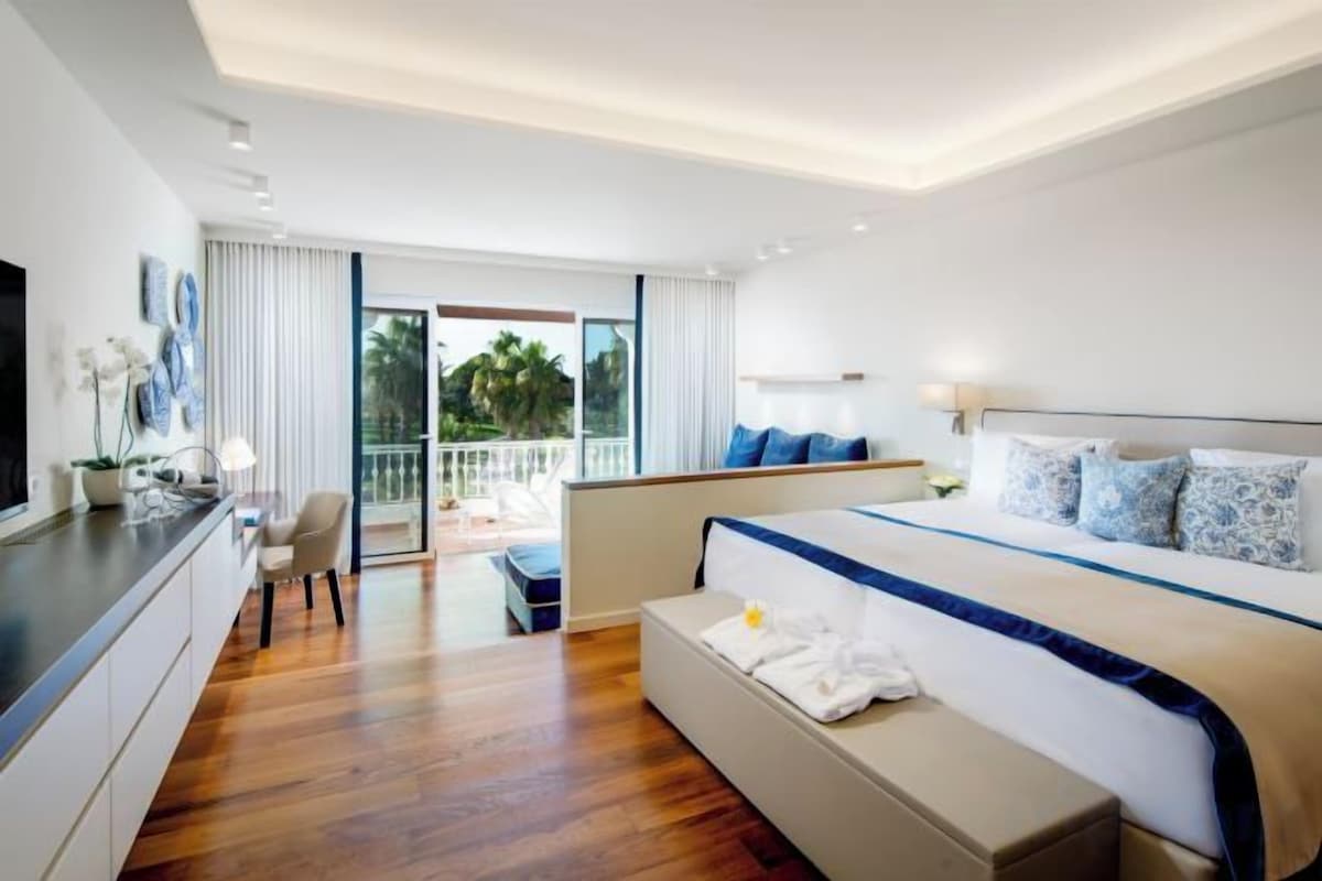 Premium bedding, in-room safe, desk, free WiFi