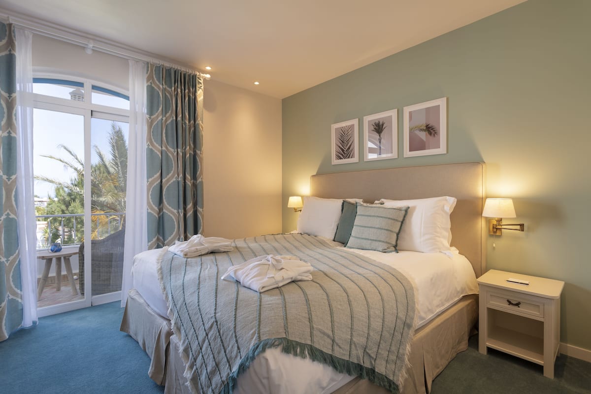 Appartement, 2 slaapkamers (Outside Resort) | Luxe beddengoed, een kluis op de kamer, een bureau, gratis wifi