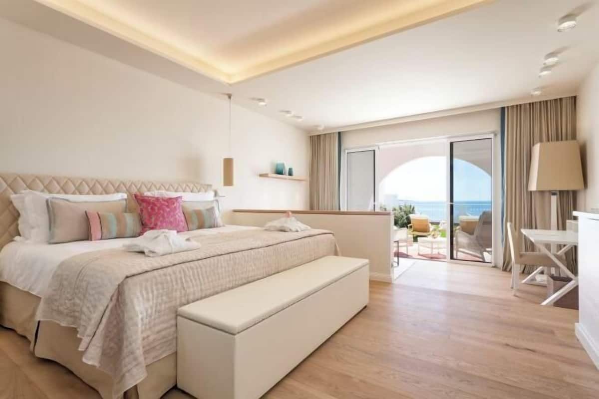 Premium bedding, in-room safe, desk, free WiFi