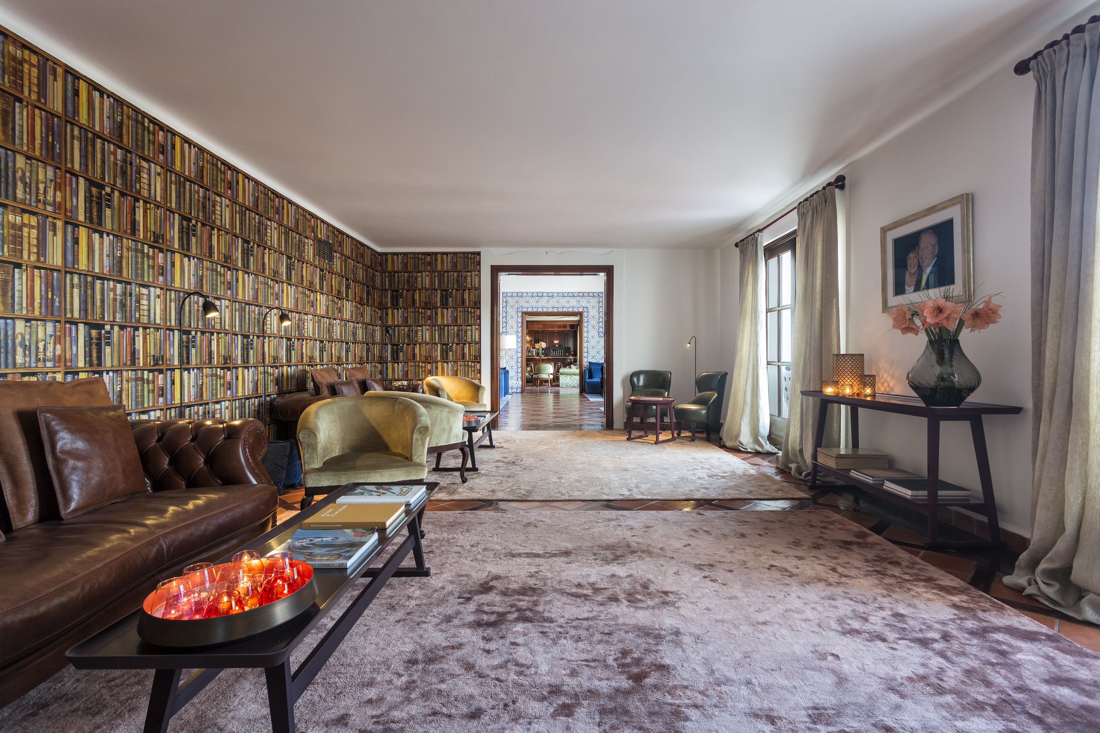 6 bars/lounges, 3 swim-up bars