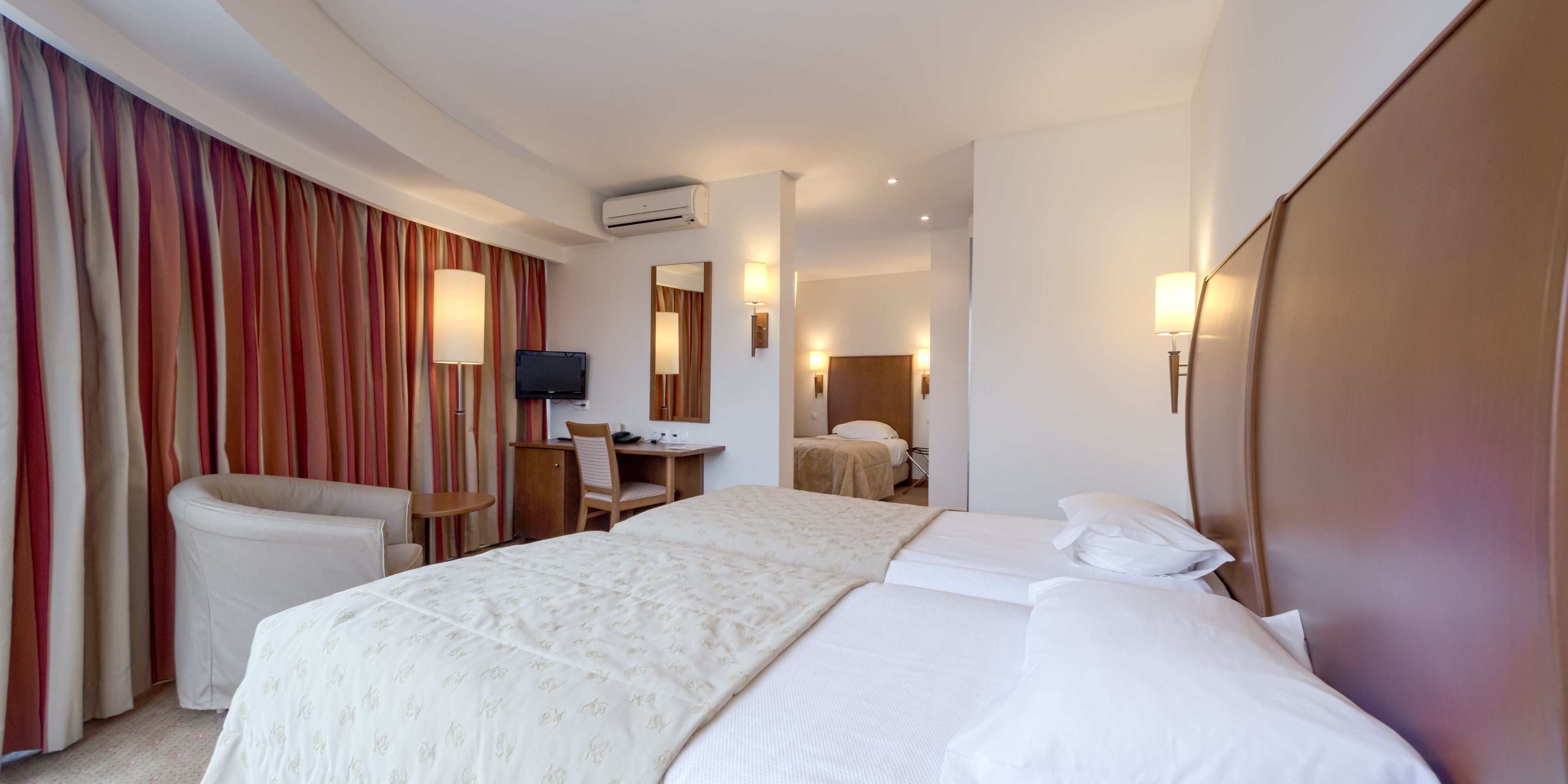 triple room | minibar, in-room safe, individually furnished, desk