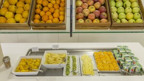 A food display with various fruits and dairy products. - Hotel Cinquentenário & Conference Center (Ourem)