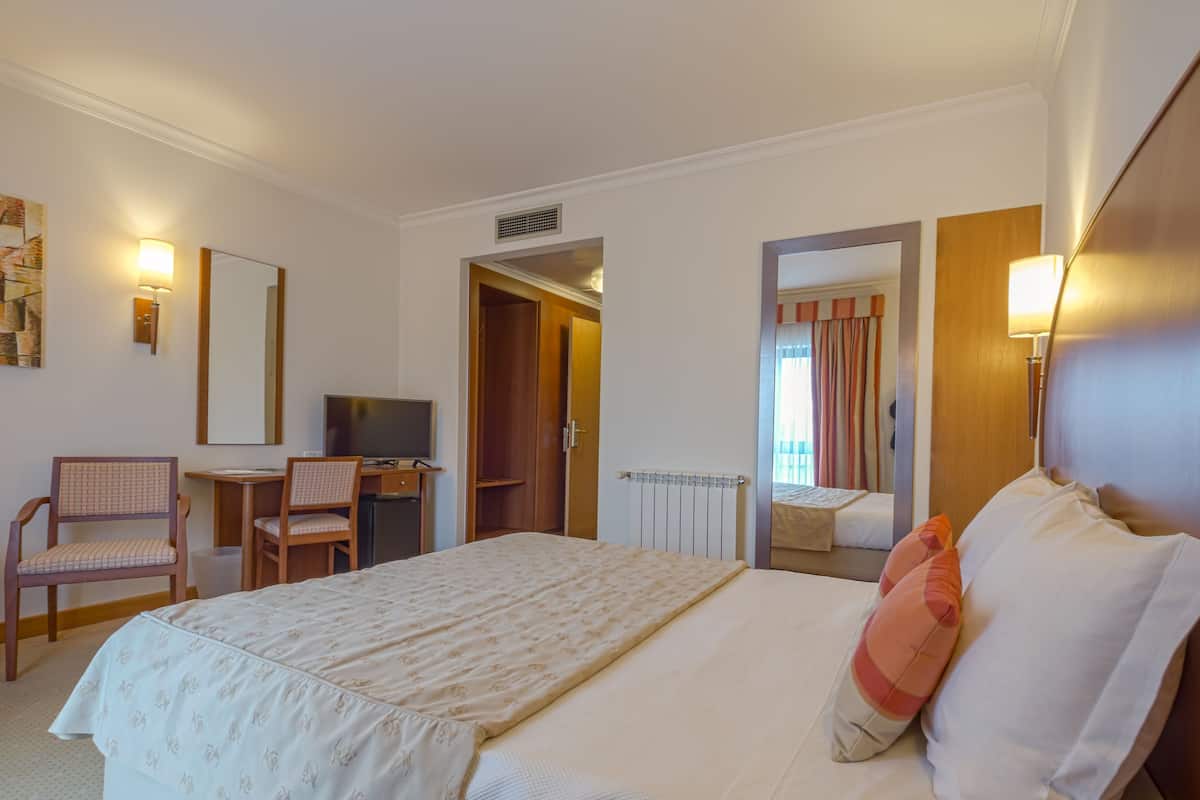 Minibar, caja de seguridad en la habitación y muebles diferentes