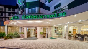 The exterior of Hotel Cinquentenário with a modern design, featuring a glass entrance and a paved driveway. - Hotel Cinquentenário & Conference Center (Ourem)