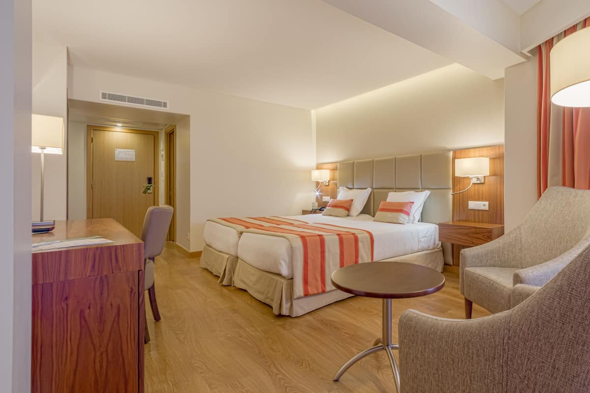 Minibar, két bảo mật tại phòng, bàn 