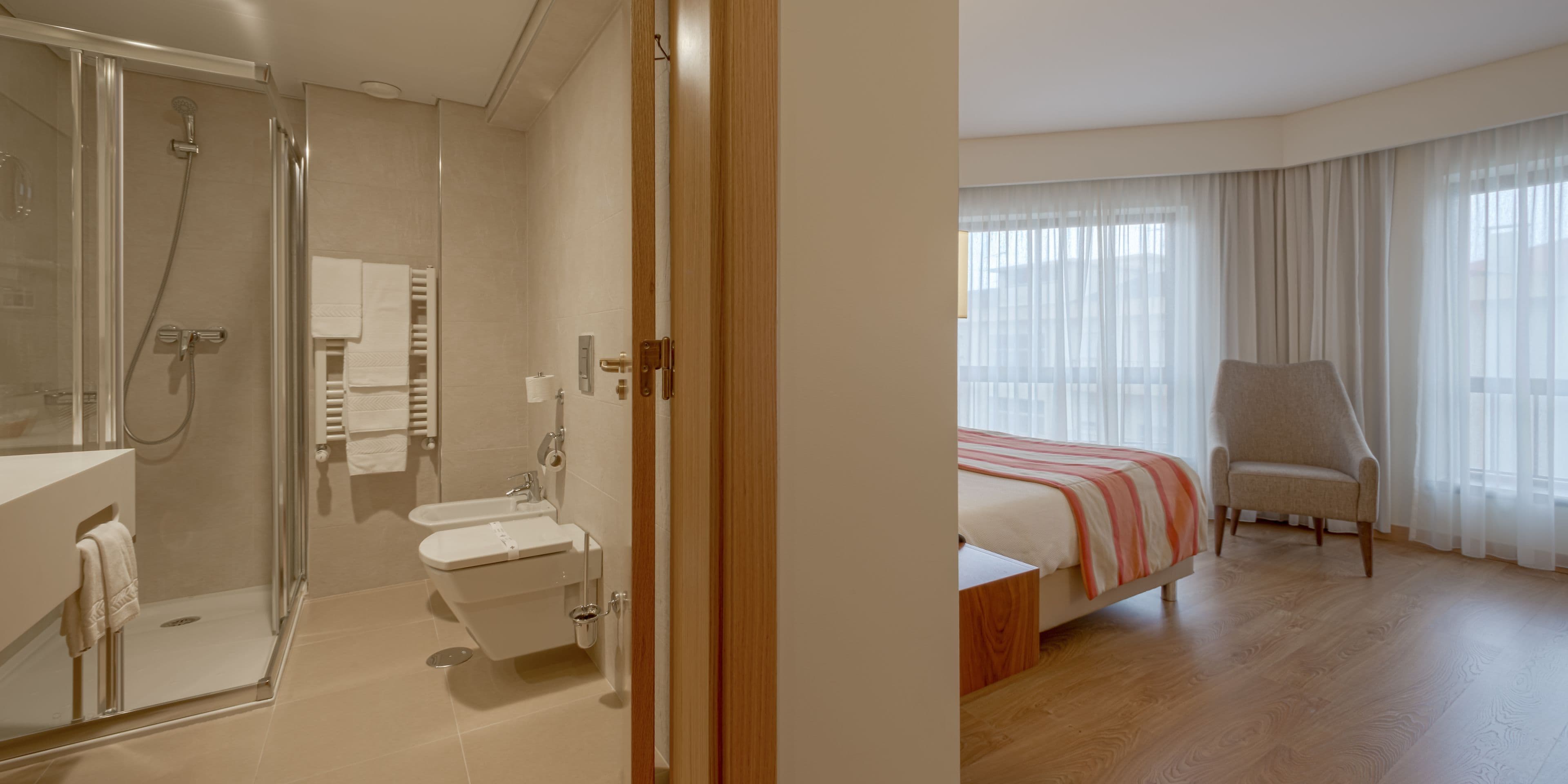 standard double or twin room | minibar, in-room safe, individually furnished, desk