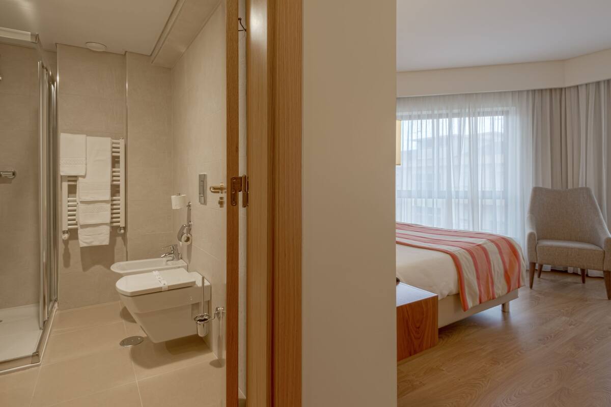 standard double or twin room | minibar, in-room safe, individually furnished, desk