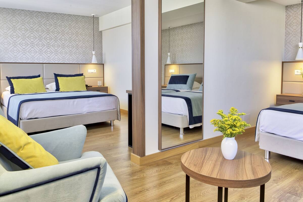 Phòng Suite dành cho gia đình, 2 phòng ngủ | Minibar, két bảo mật tại phòng, bàn 