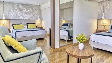 家庭套房, 2 间卧室 | 迷你吧、客房内保险箱、特色家居、办公桌