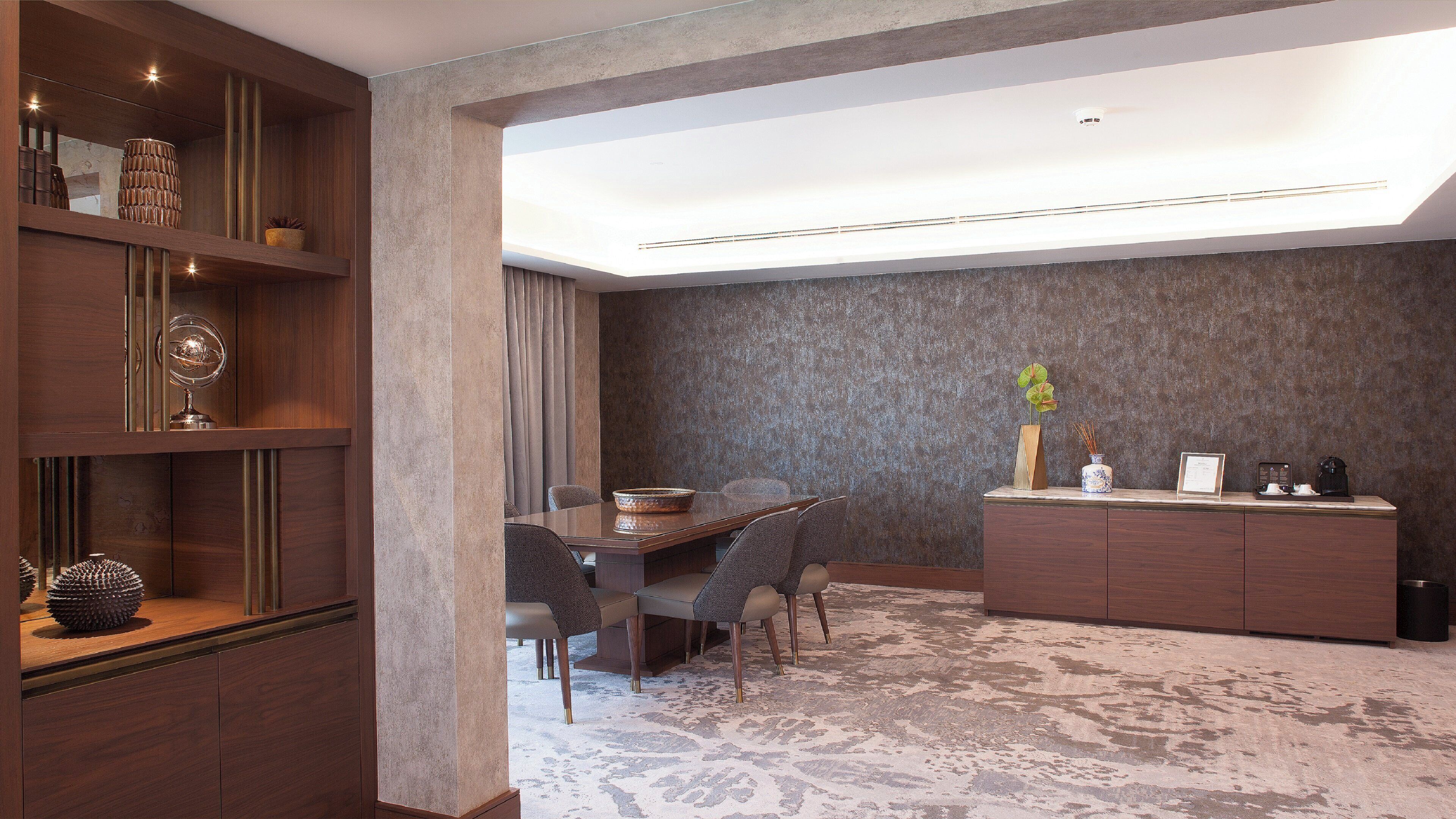 Hypo-allergenic bedding, minibar, in-room safe, desk