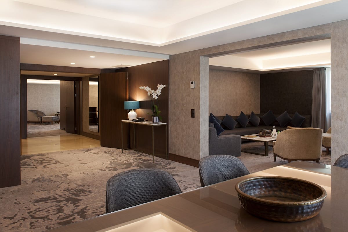 Suite, 2 Bedrooms | 1 bilik tidur, peralatan tempat tidur hipoalergenik, bar mini